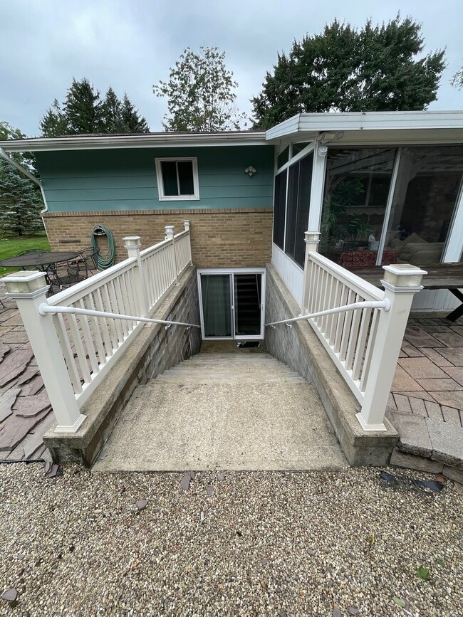 Private Entry - 3923 Hardt Dr Unit lower level