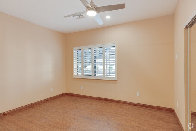 3 habitaciones, 2 baños - 1,350 pies cuadrados - Dormitorio