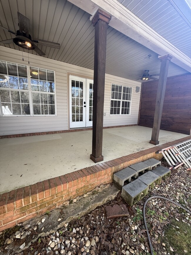 Photo - 115 Creeke Ln