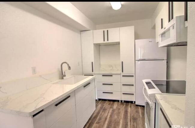 Building Photo - 425 Holcomb Ave Rental