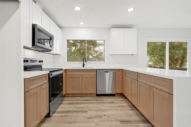 Building Photo - 15231 Silverman St