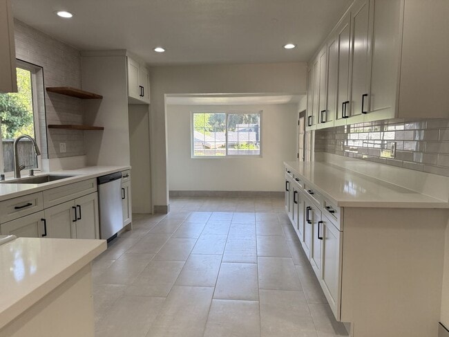 Photo - 688 Atchison St