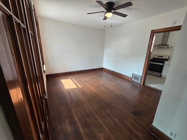 Photo - 3745 St Lawrence Ave Unit #1