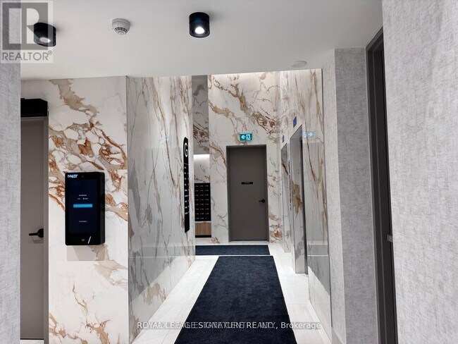 Photo - 2088 James St Unit 911