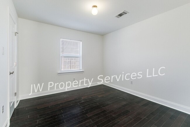 Photo - Modern & Spacious 4-Bedroom Home in Gretna