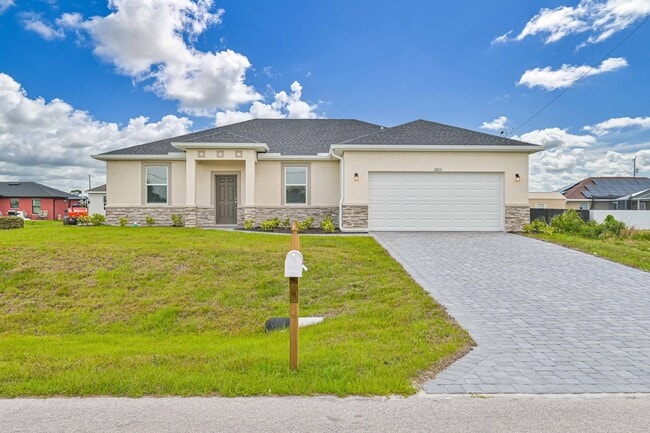 Building Photo - ** 3 + Den Home in NW Cape ~ 2 Car Garage **