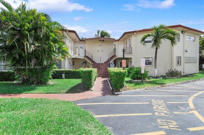 Building Photo - 1635 NE Miami Gardens Dr Unit 136