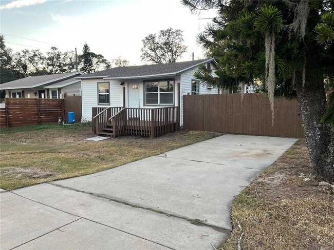 Photo - 1658 Hempel Ave