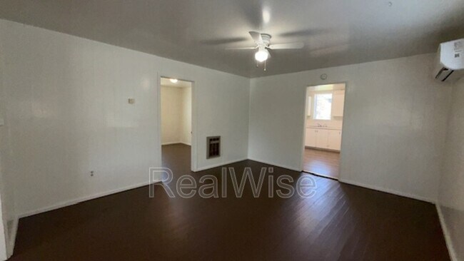 Photo - 328 SE Lane Ave