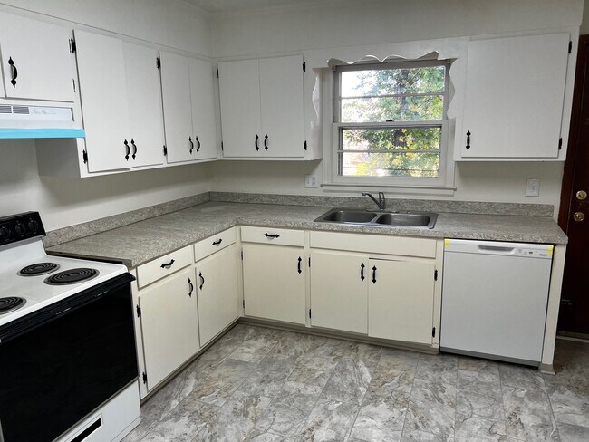 Kitchen - 131 Freedom Dr
