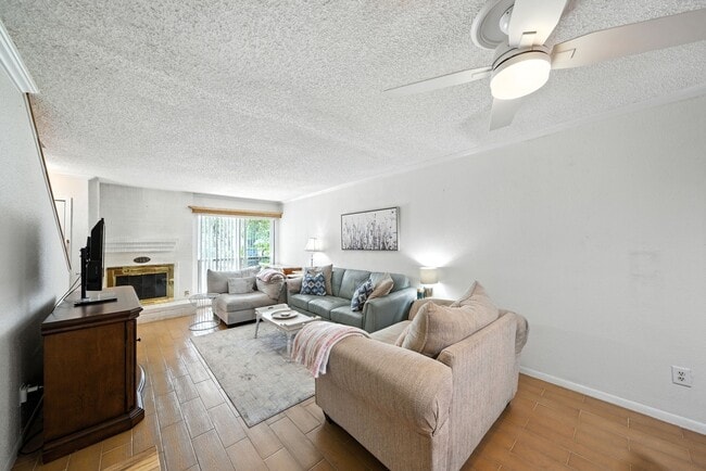 Building Photo - 3919 Fairmont Pkwy Unit 115