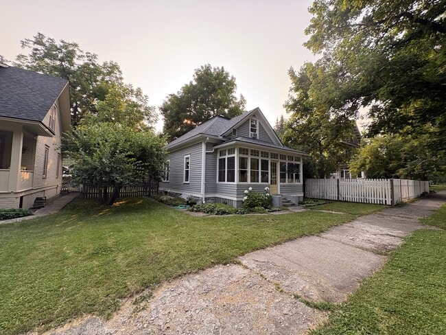 Photo - 520 3rd Ave E