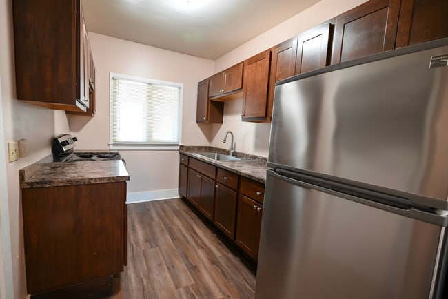 Building Photo - 1200 1/2 Superior Ave Unit 1 (front)