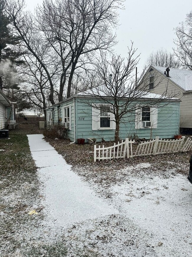 Building Photo - 2114 E Converse St Unit front