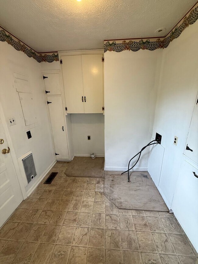 Photo - 754 N Main St
