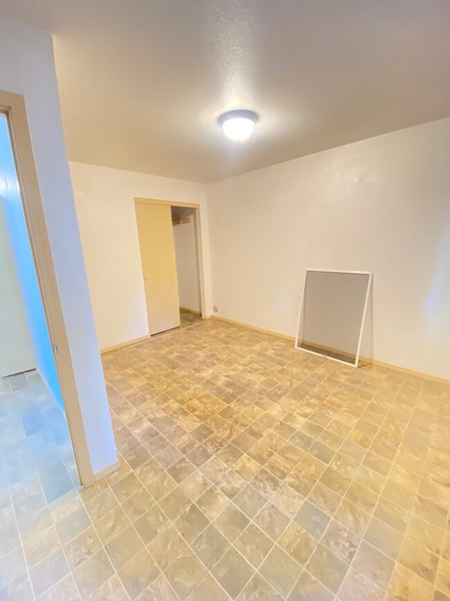 Photo - 1063 NE B St