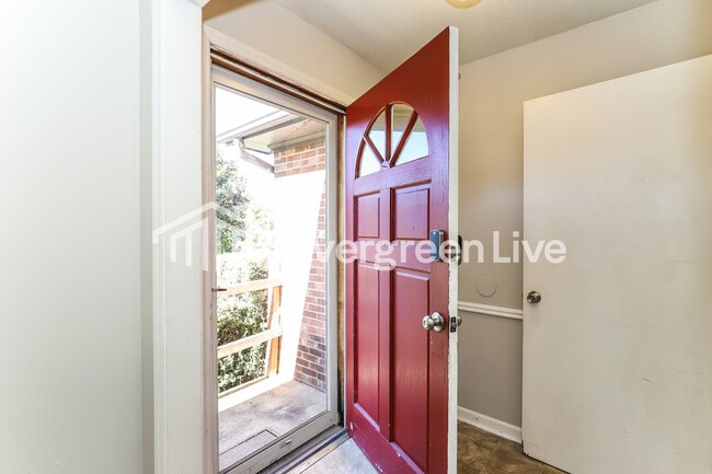 Photo - 1404 Larchmont Dr