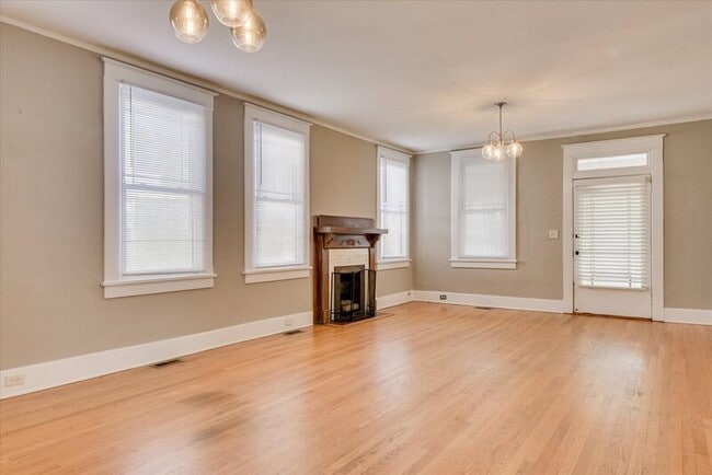 Photo - 933 Russell St