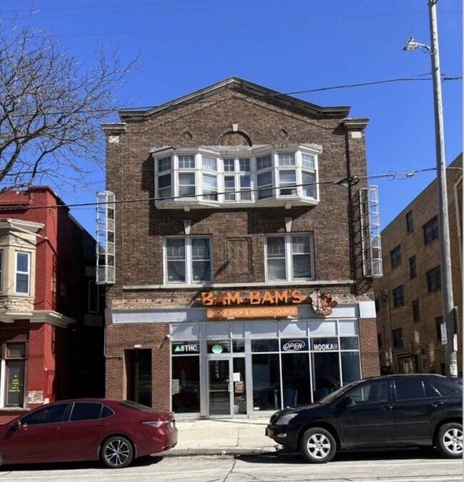 Building Photo - 3118 N Downer Ave Unit 4