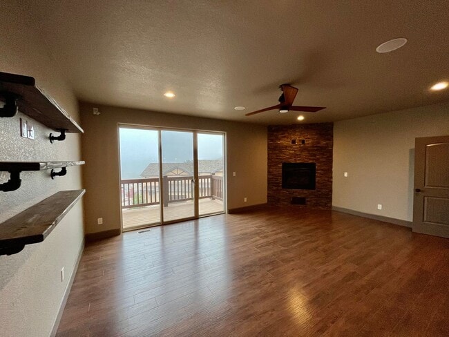 Photo - * Rare Find* Luxurious 3 Bedroom Modern-Rustic Townhome in Mountain Shadows