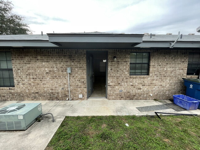 Photo - 2 Bed/1 Bath in Pleasanton, TX Unit D