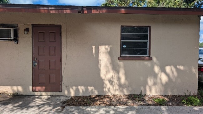 Building Photo - 2/1 home in sarasota, great location, and ... Unit 1