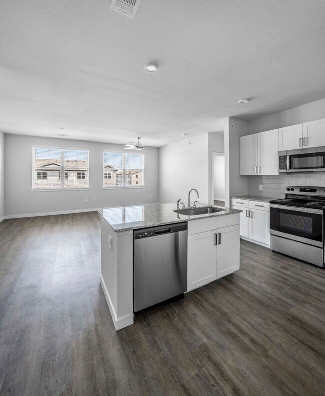 Building Photo - 9219 Vista W Dr Unit 3321
