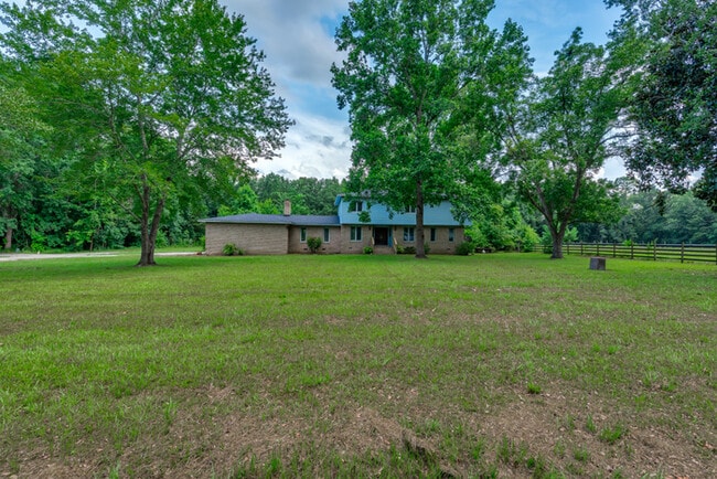 Building Photo - 400 Derby Ln