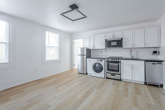 Open Space Kitchen at 139 E Clifton - 139 E Clifton Ave Apartments