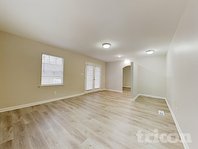 Photo - 615 Flicker St