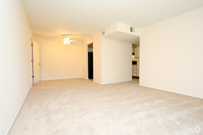 1BR, 1BA - 863 SF - Living Room