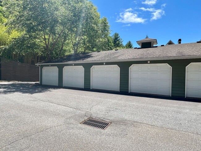 Photo - 3-Bed, 2-Bath Condo with Garage! Unidad 106