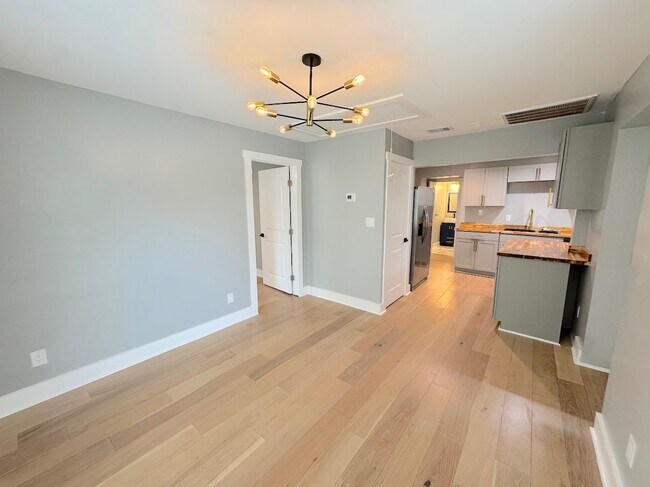 Photo - 121 W 57th St