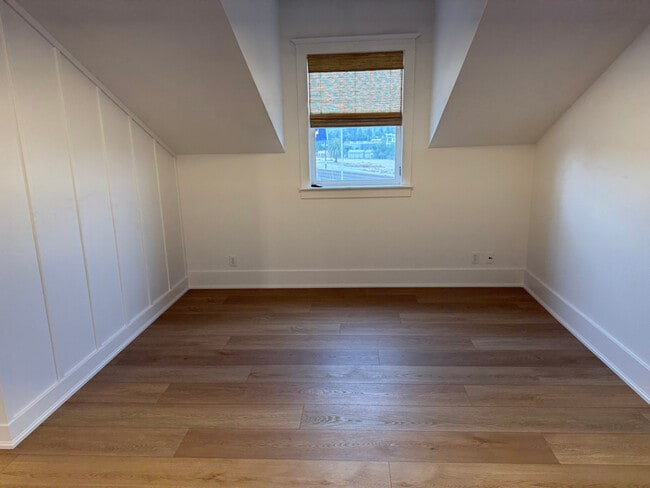 Photo - 2345 Bushnell St