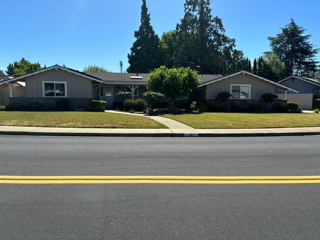 Building Photo - Gorgeous 4 bed/3 bath home in Walnut Creek