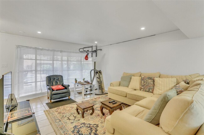 Photo - 2727 Briarhurst Dr Unit 2