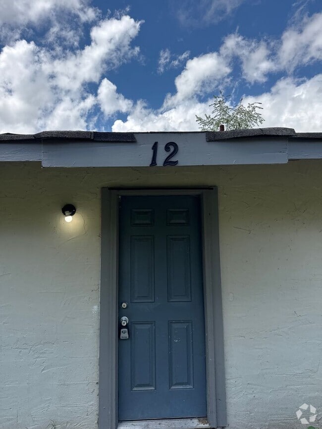 Building Photo - 2 Bed 1 Bath Apartment