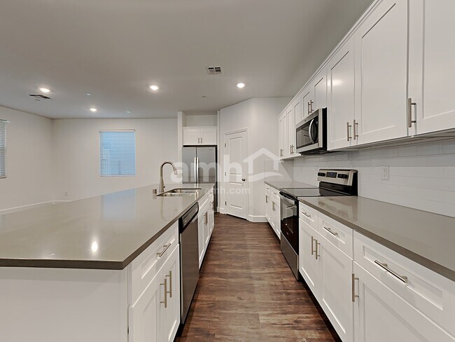 Photo - 654 N Water St