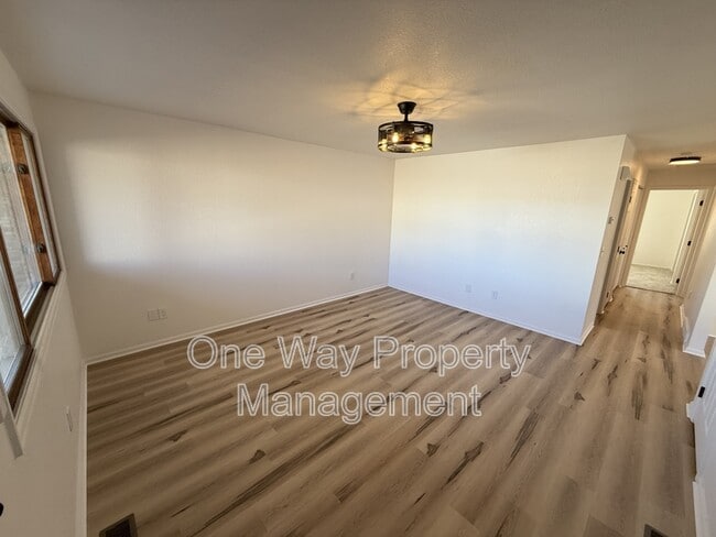 Photo - 309-311 E Chestnut St