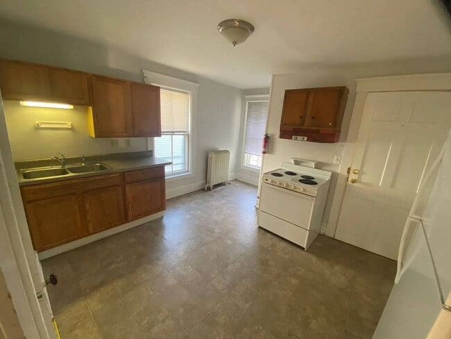 Building Photo - 1 Bedroom Burlington Available NOW! Unit Upstairs Bedroom