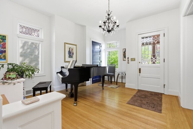 Photo - Stunning 5 Bedroom 2.5 Bathroom Home in Squirrel Hill