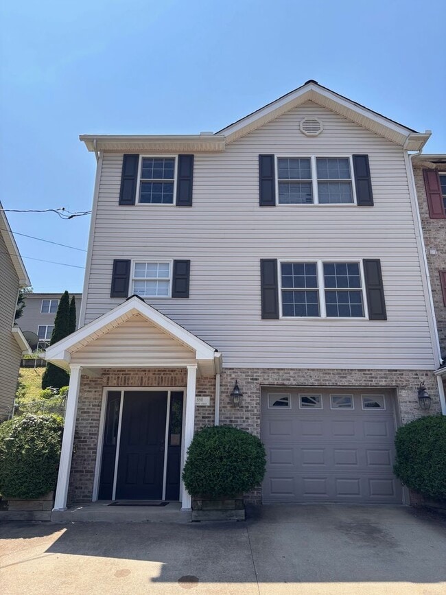 Building Photo - 3 Bedroom/2.5 Bath Townhome located in clo...