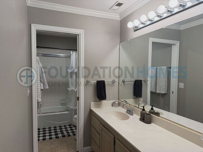 Photo - 38 Bridle Path Ln