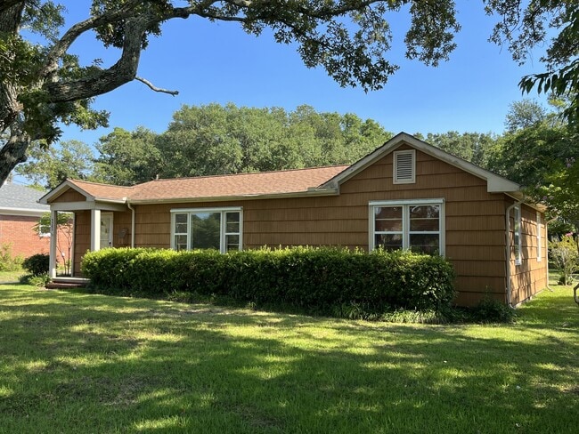 Building Photo - 3205 Bridges St Rental