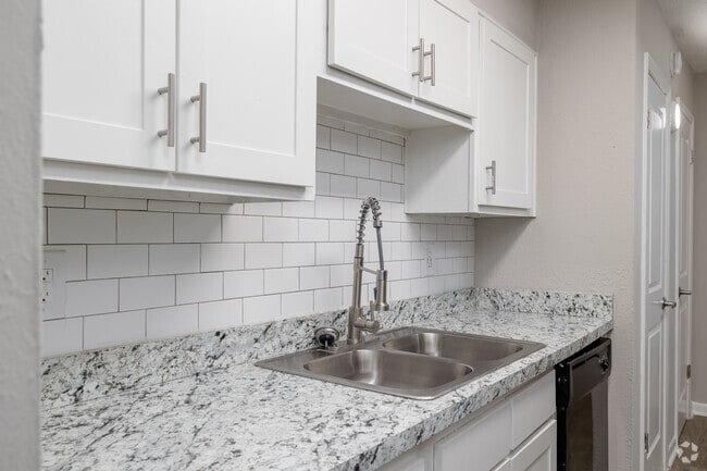 1BR, 1BA - 747SF - Kitchen - Glen Hollow