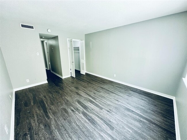 Building Photo - 601 W 11th St Unit 121