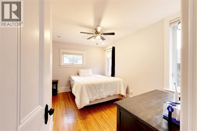Photo - 122 Forsyth St N