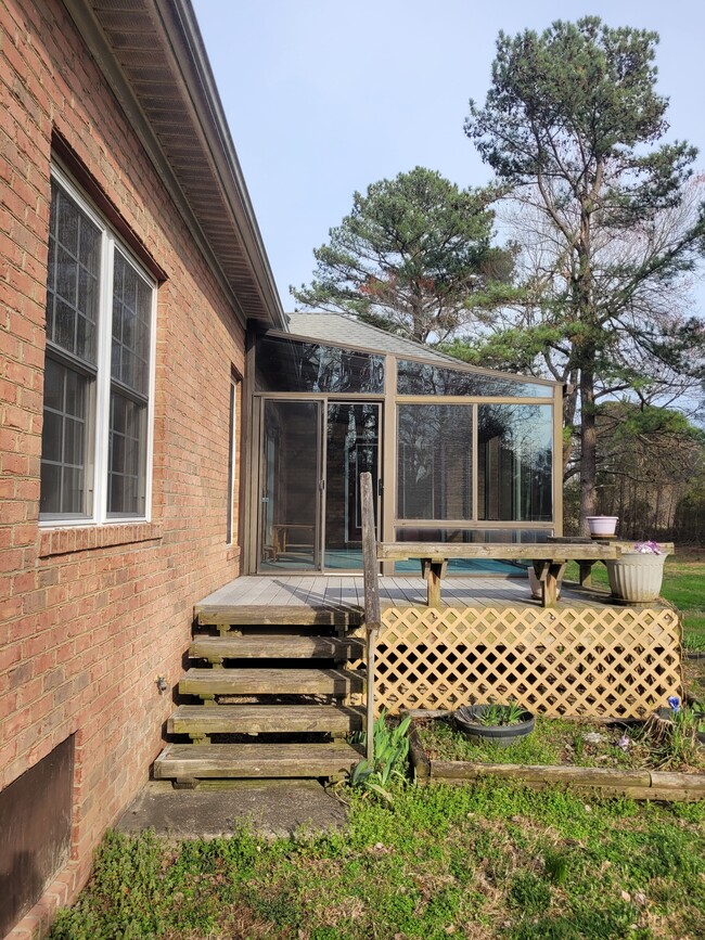 Photo - 147 Sir Guy Dr