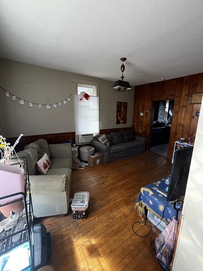 Nice 4 Bed 1 Bath close to UWEC and Water St! Available June 1st