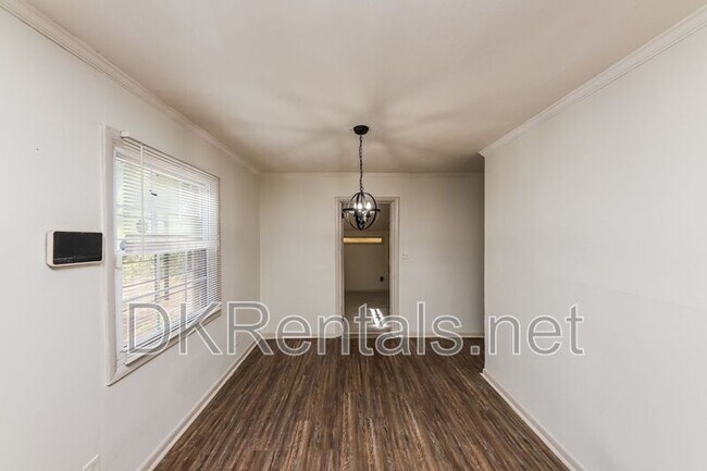 Photo - 210 Oak Dr SE